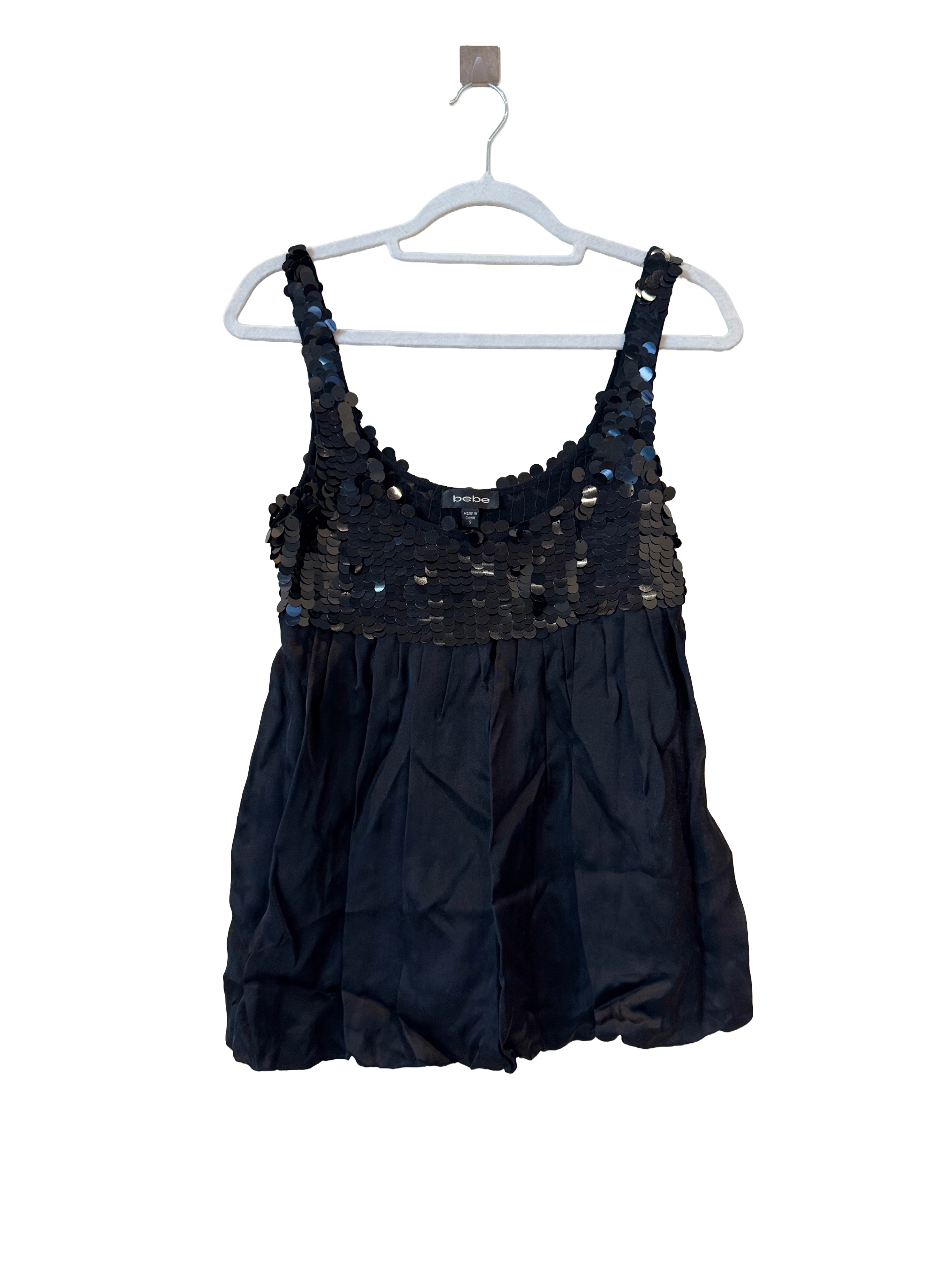 גופיית BEBE שחורה עם פייטים