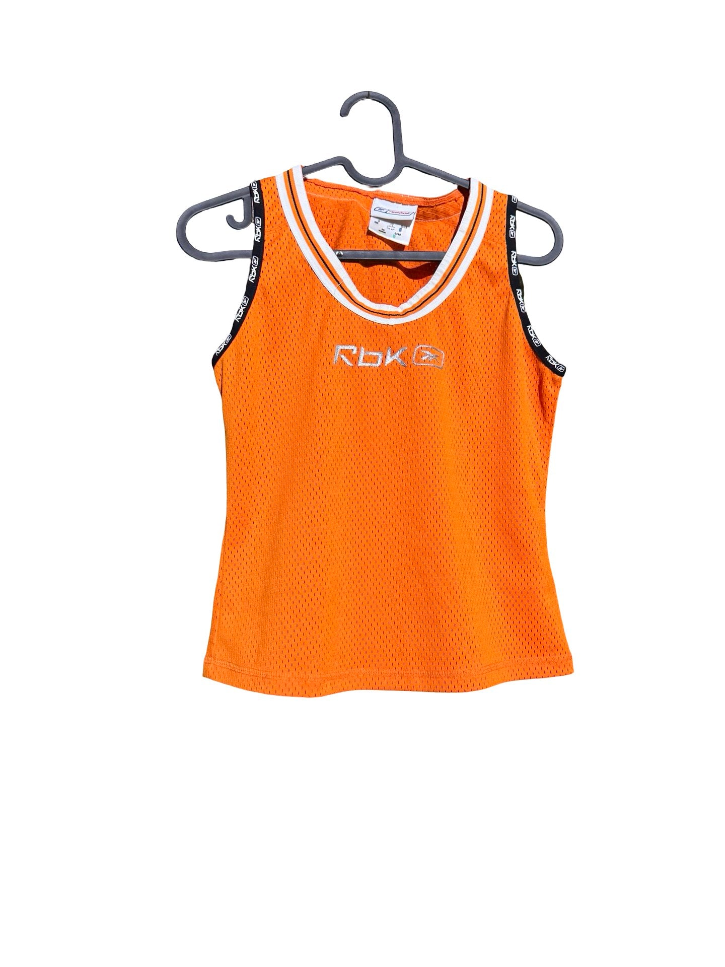 גופייה כתומה ספורטיבית REEBOK — וייב Y2K אתלטי + רשת + פסי לוגו על הכתפיים – REEBOK