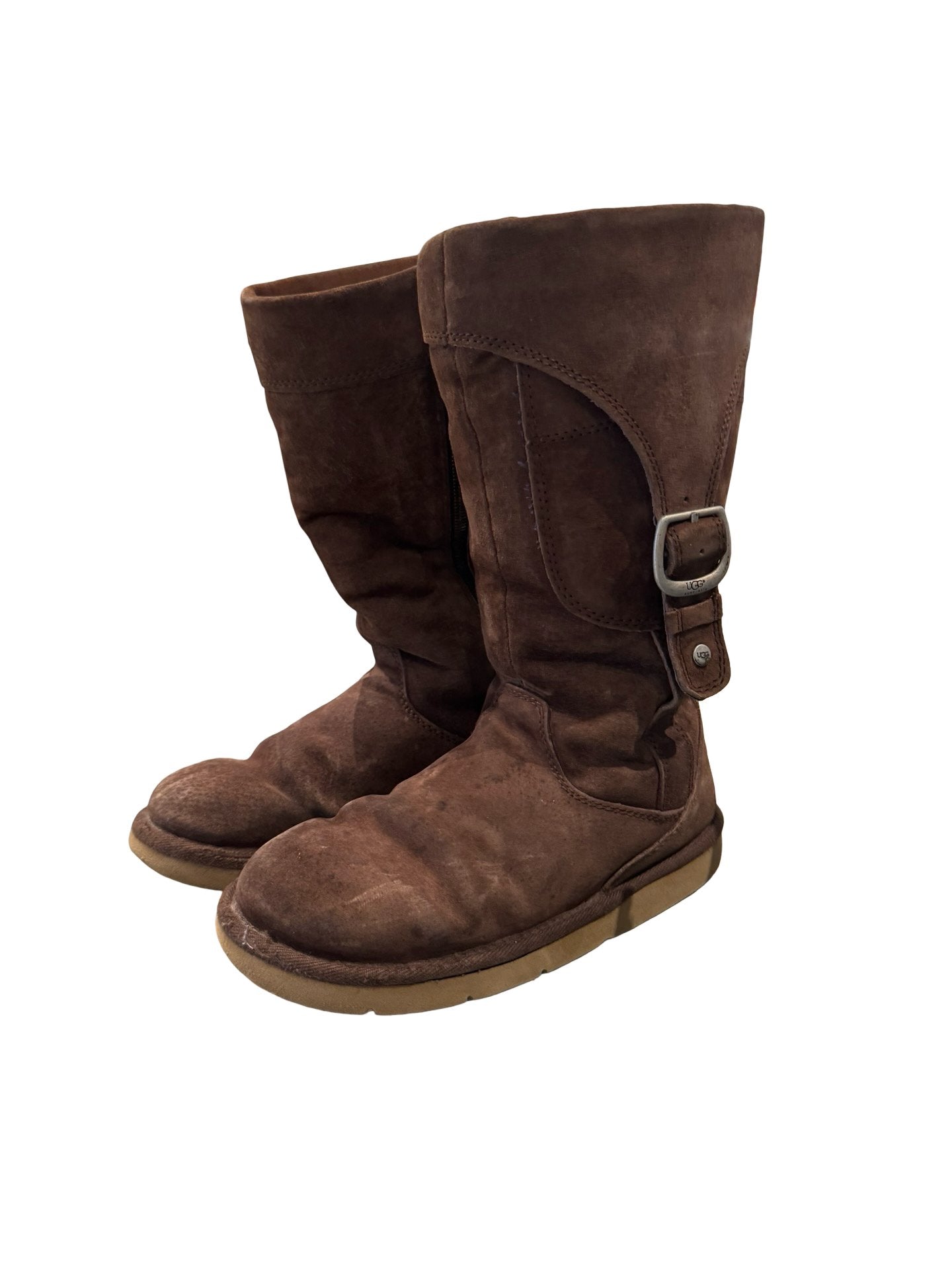 מגפי UGG גבוהות – חום שוקולד עם פרווה פנימית ואבזם וינטג' – UGG Australia